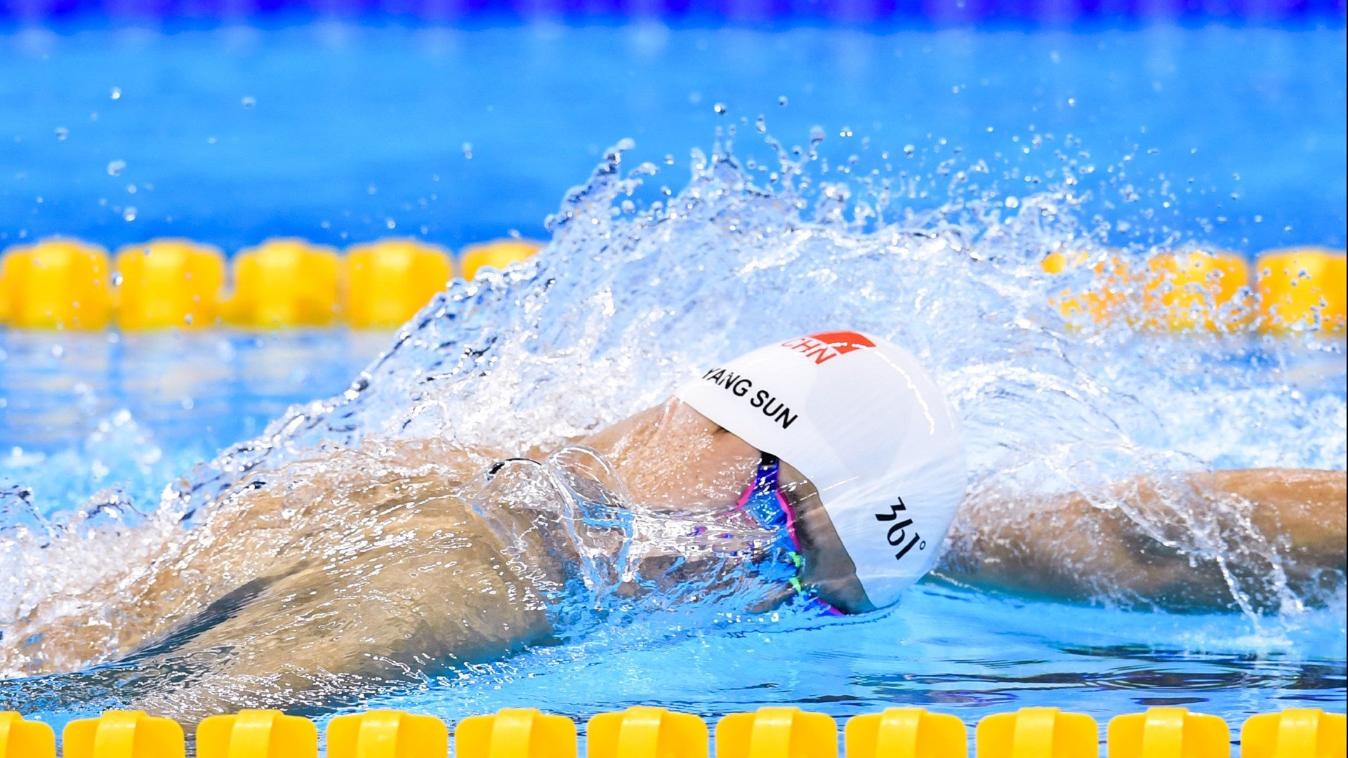 深渊与王座,当新疆绝处逢生遇见班凯罗英超称王